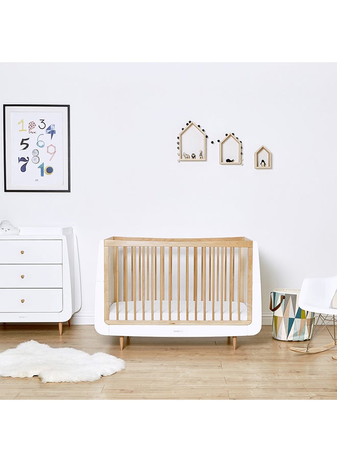 Snuz - Nursery Set Kot + Changer Skandi Infant And Baby/Toddler , Includes Cot Bed - Changing Unit , 0M - 4 Years , Cot - H89Cm X W72 X L133Cm/Changing Unit - H96 X W85 X D55Cm. - White And Natural Skandi - Image 1