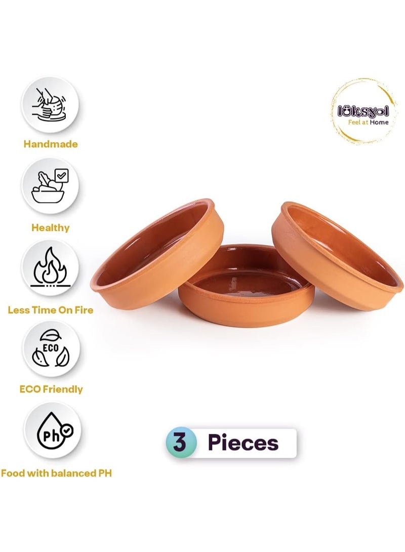 لوكسيول أواني طين طهي من لوكس يول – مصنوعة يدوياً في تركيا – صديقة للبيئة وآمنة للفرن والميكروويف والغسالة – متوفرة بألوان بني وأخضر وأصفر وأزرق وطبيعية غير مغطاة – مقاسات: ١٦×٤، ١٦×٧٫٥، ١٩×٦، ٢٢×١١×٤٫٥ سم – تحافظ على نكهة وحرارة الطعام – مثالية للحساء، اليخنات، المؤكلات المخبوزة، تقديم أنيق لعائلتك وضيوفك – هدية مثالية للأعراس، الانتقالات، محبي الطبخ الصحي والمستدام – طين تركي ناتج عالي الجودة مخبوز بالفرن – آمن للطعام، بدون مواد كيميائية ضارة وخالية من BPA – تغليف قابل لإعادة التدوير – توصية الطهاة، تقييم ٥ نجوم من العملاء – ماركة لوكس يول – تجربة طهي تقليدية تركية تضيف لمسات ريفية وأصيلة على مائدتك - Image 3