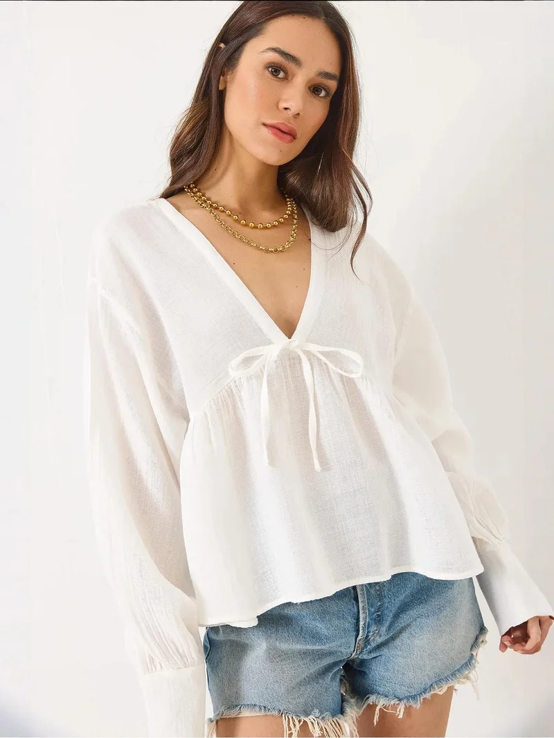 Bianco Lucci LUCCI Textured V-neck Crop Blouse with Bow Tie
