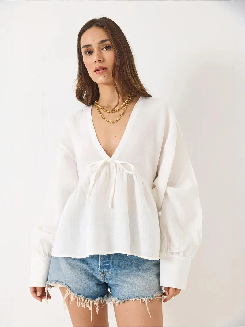 Bianco Lucci LUCCI Textured V-neck Crop Blouse with Bow Tie