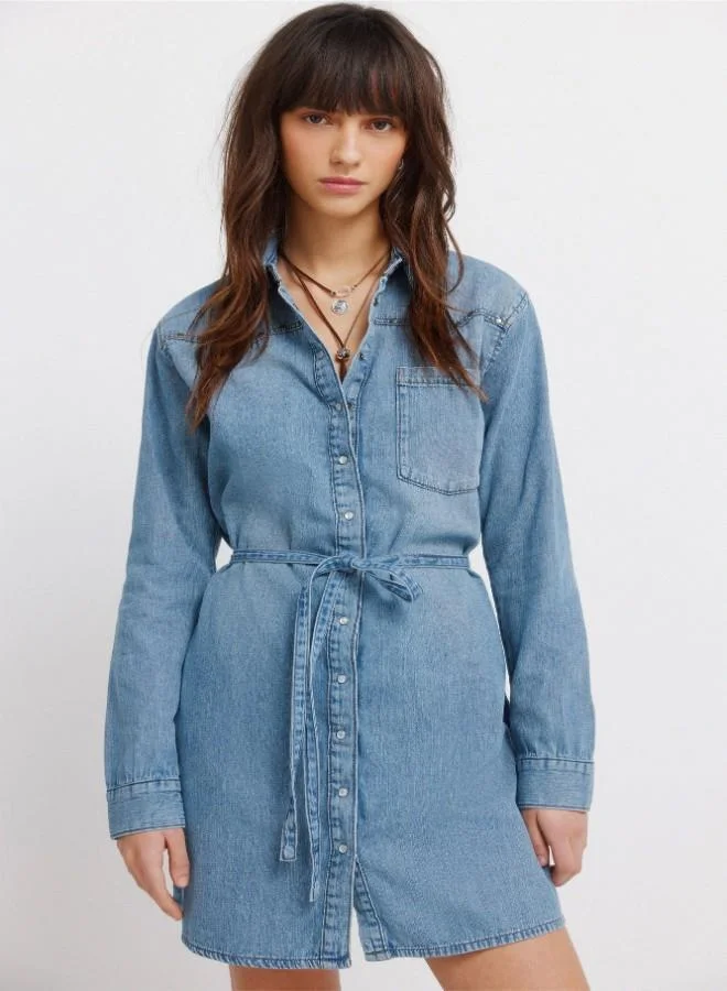 Springfield  Denim short dress. Shirt collar. Front button and cuff fastening. Waist belt detail. V-shaped yoke. Studs on yoke. A washing process has been used with new technologies, reducing water, chemical and energy consumption. for Women | Best Price UAE