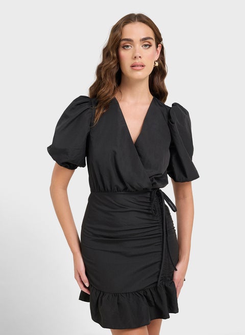 فستان أسود قصير بكشكشة