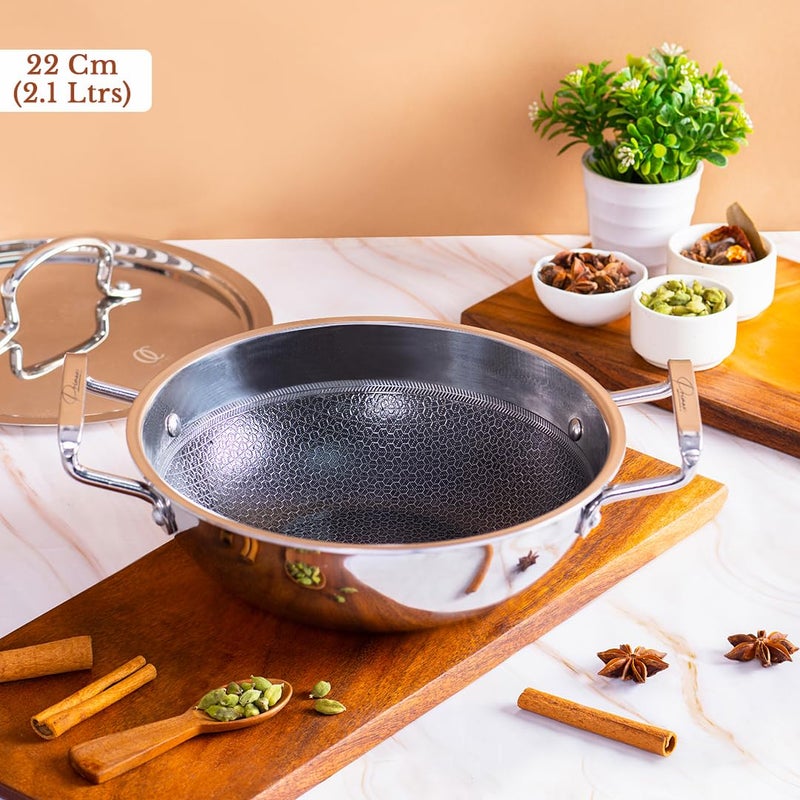 Omichef مقلاة أوميشيف ثلاثية الطبقات مع غطاء فولاذي | متوسطة 22 سم، 2.1 لتر، 1.46 كجم | مقلاة صديقة لل induction | جسم غير لاصق ثلاثي الطبقات، مع طلاء غير سام غير لاصق ومقابض فاخرة - Image 2