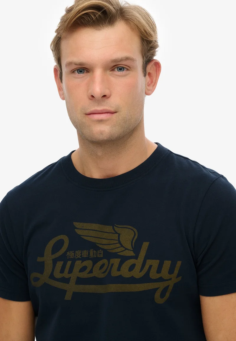 سوبر دراي تيشيرت مريح من علامة تجارية تراثية