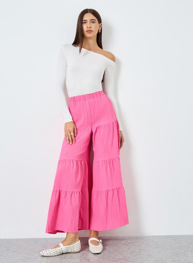 تايك تو بنطال بلازو وردي بطبقات ونقشة بارزة - Image 1