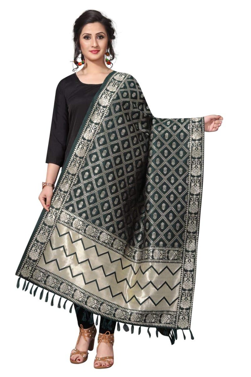 JENNY DESIGNER دوبتة حرير بناراسي مطبوعة للنساء - أخضر أنيق مع تطريز زري - Image 1