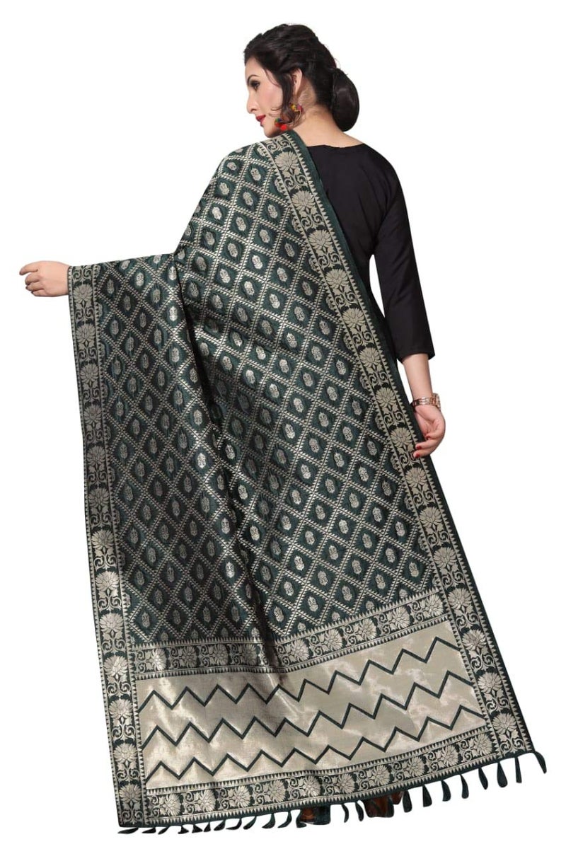 JENNY DESIGNER دوبتة حرير بناراسي مطبوعة للنساء - أخضر أنيق مع تطريز زري - Image 3