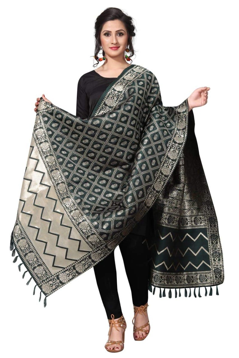 JENNY DESIGNER دوبتة حرير بناراسي مطبوعة للنساء - أخضر أنيق مع تطريز زري - Image 2