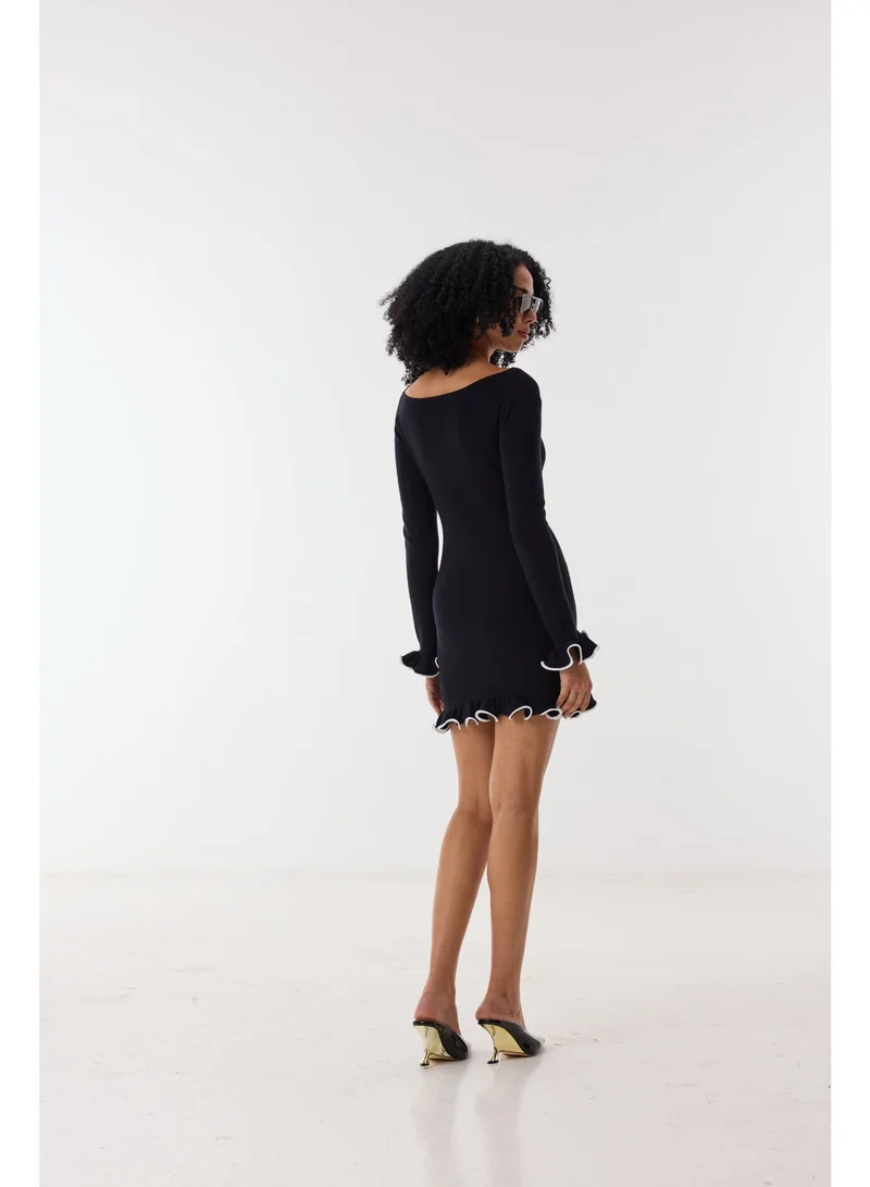 أشيتا فرنانديز فستان قصير أحمر ميلانو محبوك بياقة قارب وتفاصيل كشكش