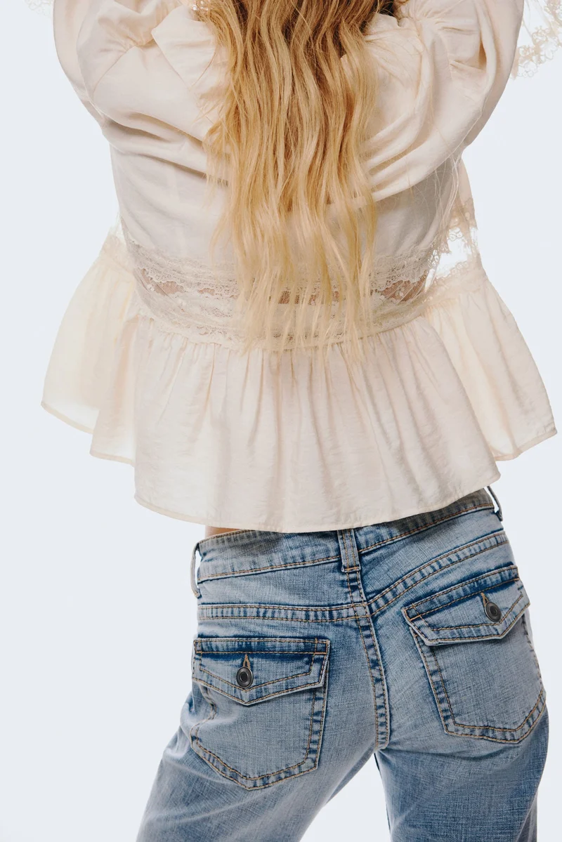 اتش اند ام جينز بحافة واسعة وخصر منخفض