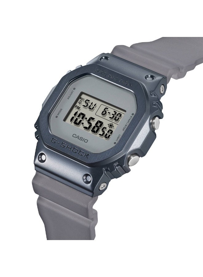 كاسيو ساعة كاسيو جي-شوك GM-5600MF-2DR للرجال رقمية، تصميم مربع بإطار معدني مطلي أيونياً بالأزرق، سوار ريزن شبه شفاف (Midnight Fog)، مقاومة للماء 200 متر - Image 4