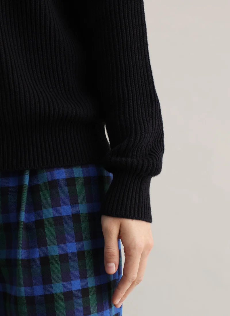 او في اس كنزة بياقة مدورة مضلعة من أوفس