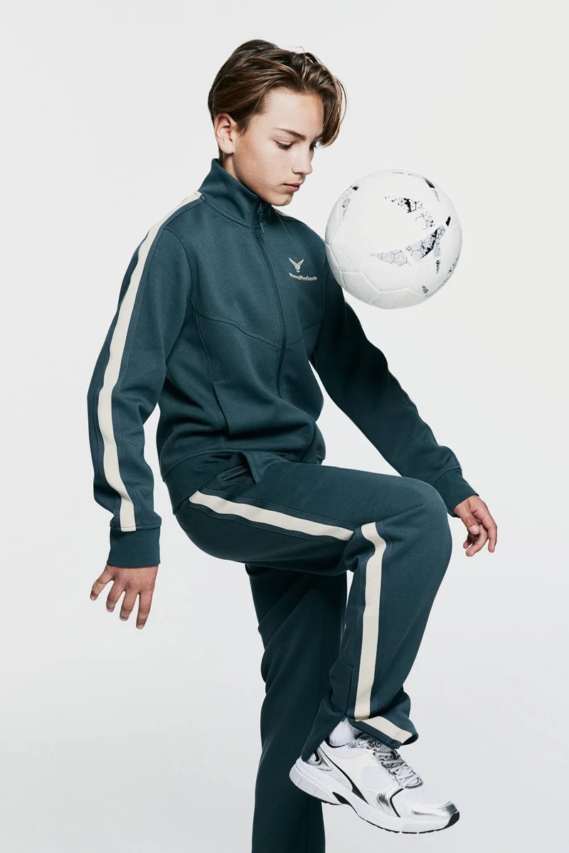 اتش اند ام بنطلون رياضي من نسيج دراي موف