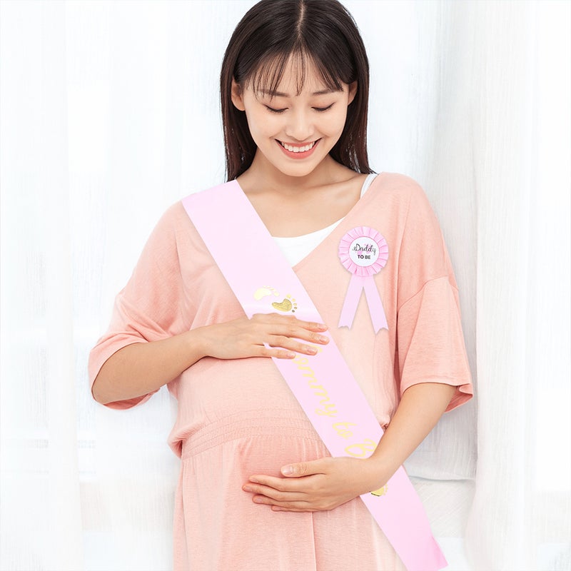 4 Sets Dad to Be Badge Pins Mom to Be Badges Mommy to Be Sash Baby Shower Decorations - Image 1