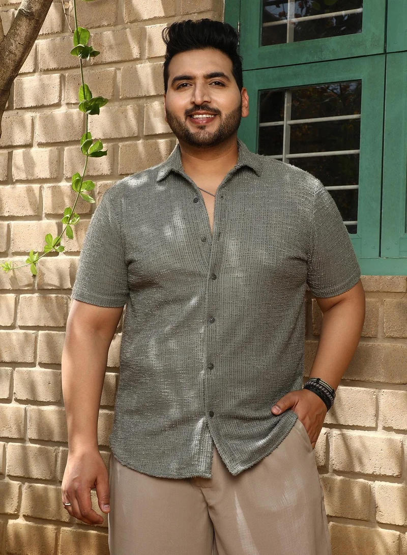 انستافاب بلس قميص رجالي مقاس بلس أخضر زيتوني من إنستافاب بلس للملابس الكاجوال بياقة عريضة وأكمام قصيرة عادية وإغلاق بأزرار ومقاس مريح للارتداء اليومي