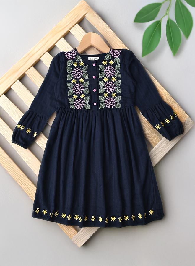 بيلا مودا فستان قطن مطرز بأكمام 3/4 من بيلا مودا بياقة أزرار - Image 1