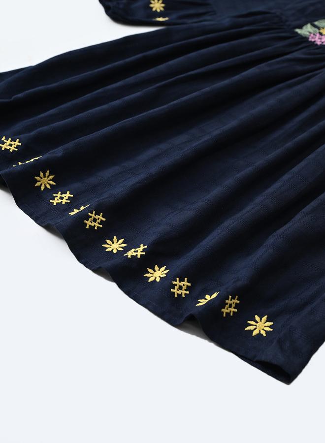 بيلا مودا فستان قطن مطرز بأكمام 3/4 من بيلا مودا بياقة أزرار - Image 5