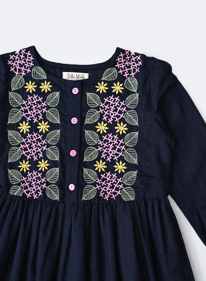 بيلا مودا فستان قطن مطرز بأكمام 3/4 من بيلا مودا بياقة أزرار - Image 4