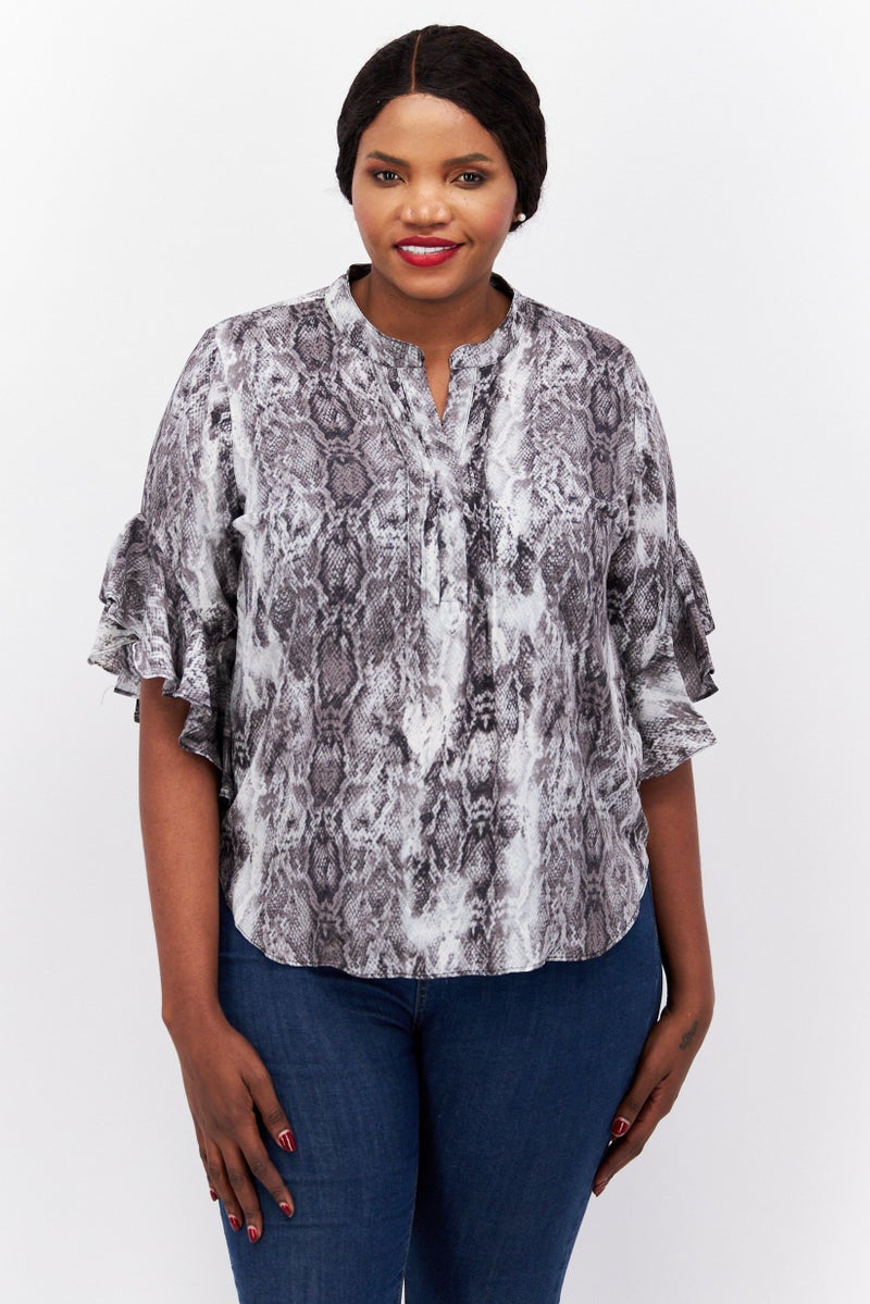 VINCE CAMUTO بلوزة نسائية بحجم زائد بياقة على شكل V وأكمام قصيرة بنقشة حيوانات، سوداء - Image 1