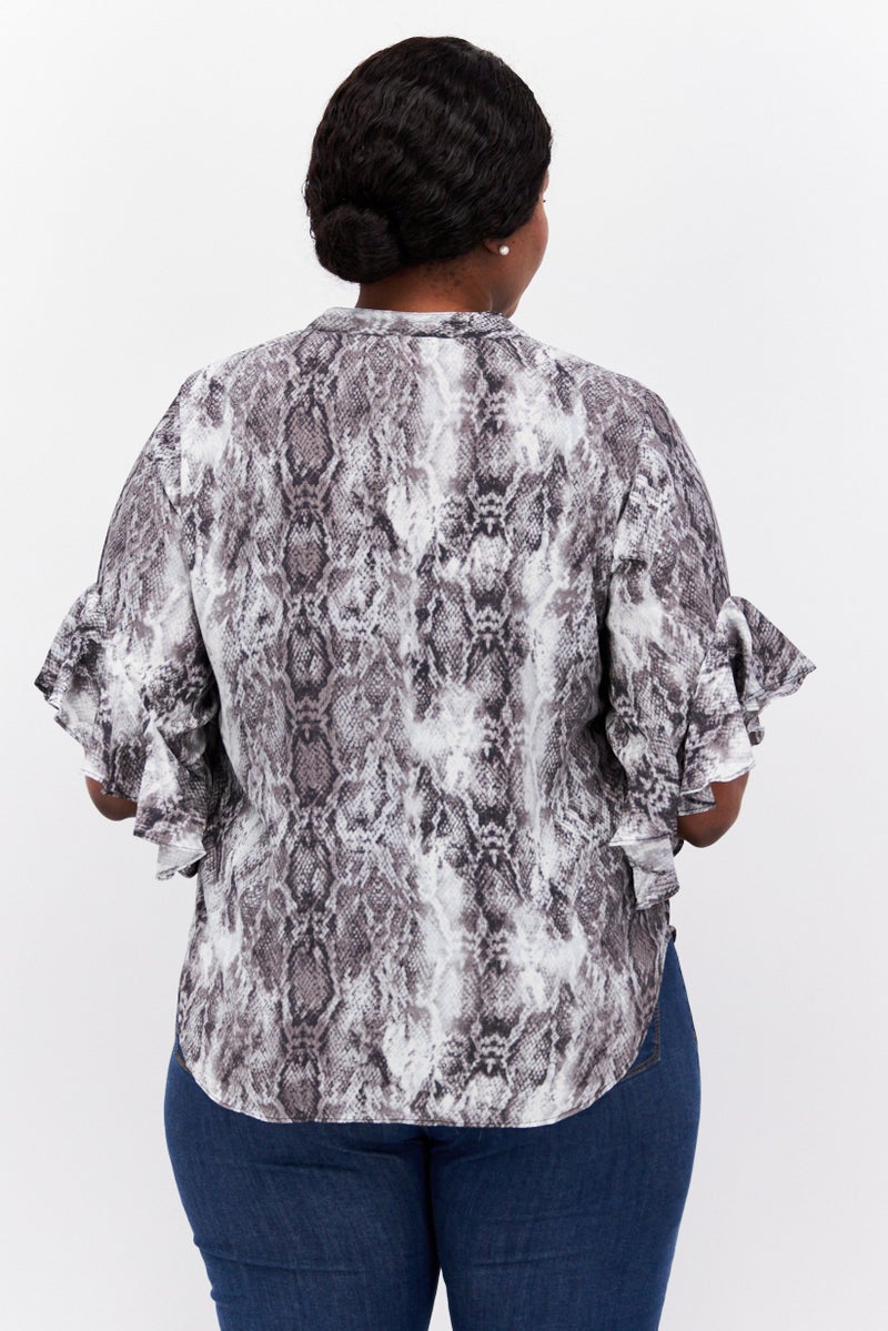 VINCE CAMUTO بلوزة نسائية بحجم زائد بياقة على شكل V وأكمام قصيرة بنقشة حيوانات، سوداء - Image 3