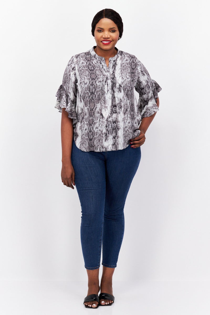 VINCE CAMUTO بلوزة نسائية بحجم زائد بياقة على شكل V وأكمام قصيرة بنقشة حيوانات، سوداء - Image 2