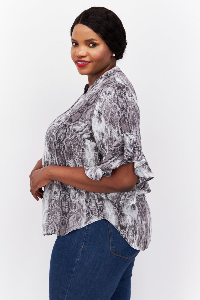 VINCE CAMUTO بلوزة نسائية بحجم زائد بياقة على شكل V وأكمام قصيرة بنقشة حيوانات، سوداء - Image 4