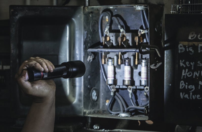 Coast مصباح يدوي LED COAST® HP7 بقوة 730 لومن مع نظام تركيز SLIDE FOCUS® وقفل الشعاع BEAM LOCK®، أسود - Image 4