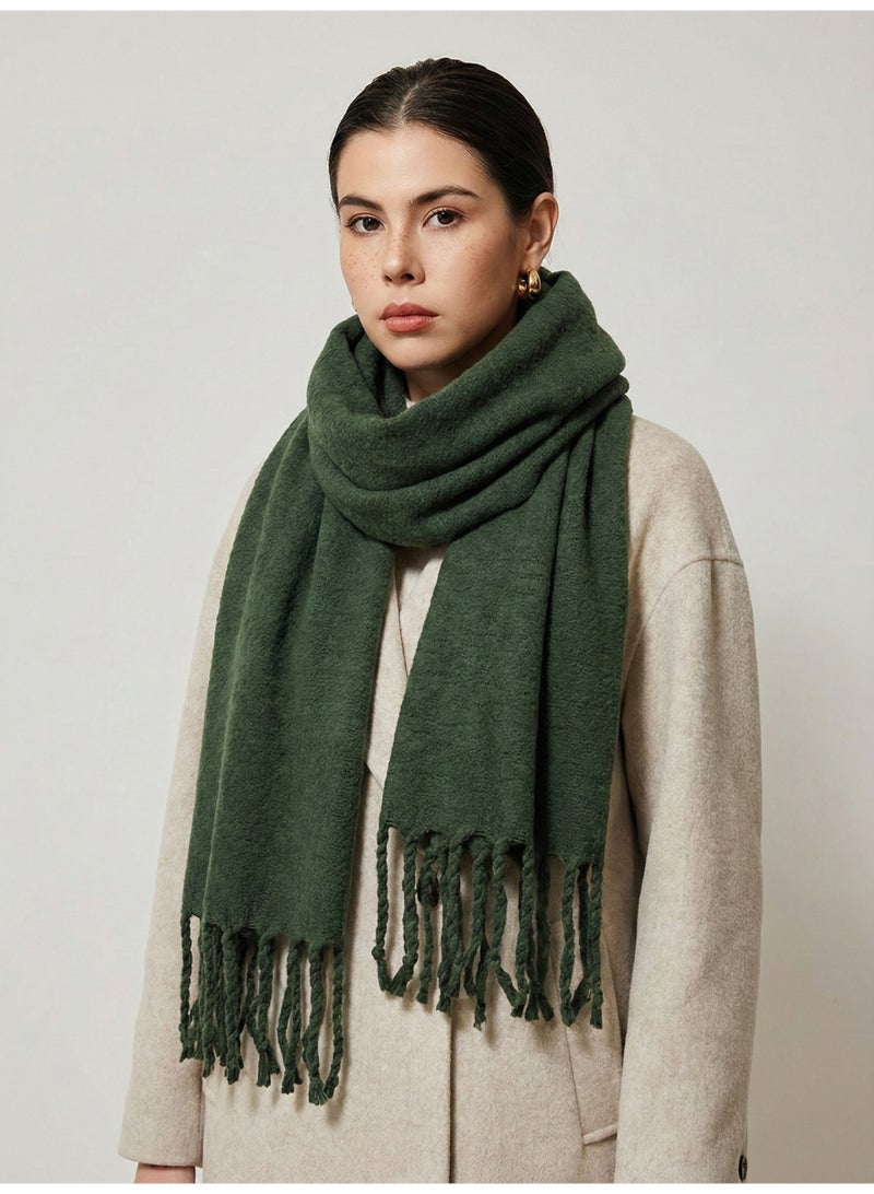 وشاح شتوي أنيق باللون الأخضر الغامق – دفء وفخامة بطابع طبيعي - Image 2