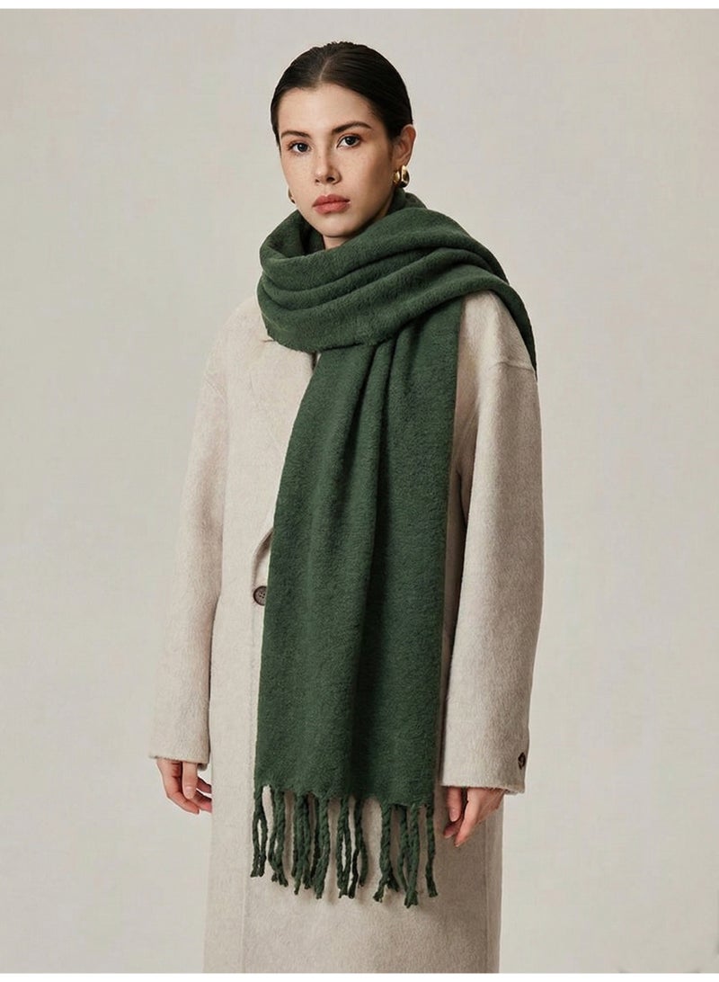 وشاح شتوي أنيق باللون الأخضر الغامق – دفء وفخامة بطابع طبيعي - Image 1