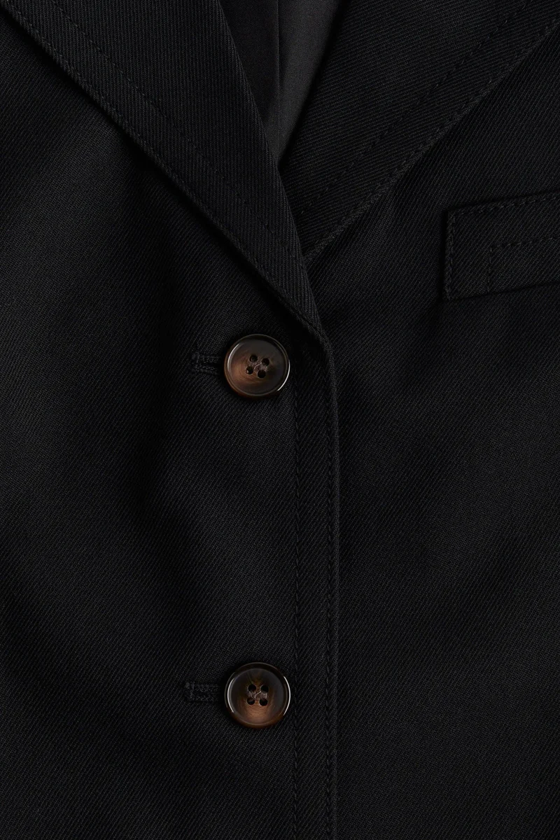 اتش اند ام فستان بتصميم بليزر من التويل