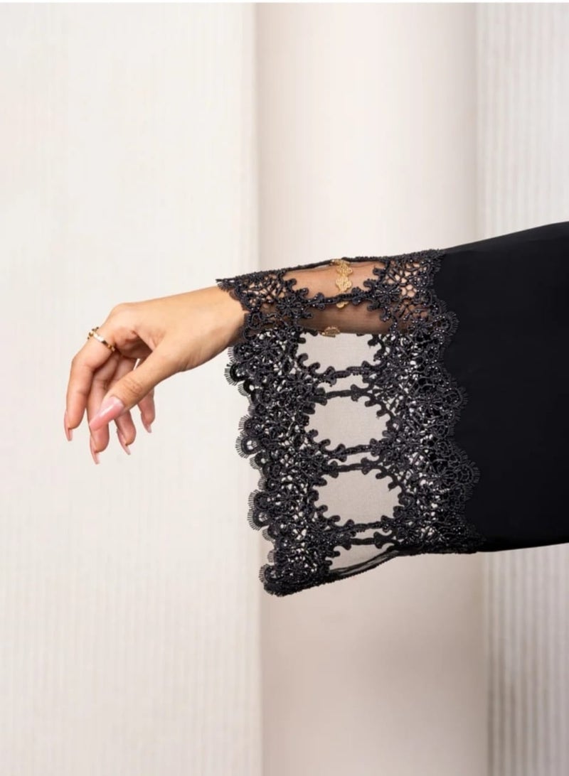 عباية سوداء أنيقة للنساء قماش فاخر وتصميم محتشم - Image 4