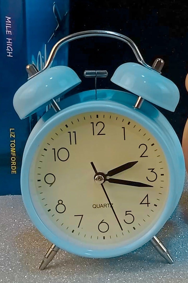 ساعة منبه كلاسيكية بجرس مزدوج مقاس 4 انش 4 حركة كوارتز صامتة بدون تكتكة ميكانيكية انالوج للاستيقاظ الصباحي - Image 3