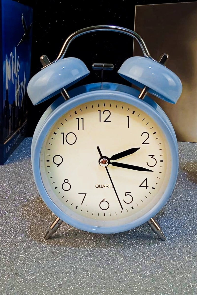 ساعة منبه كلاسيكية بجرس مزدوج مقاس 4 انش 4 حركة كوارتز صامتة بدون تكتكة ميكانيكية انالوج للاستيقاظ الصباحي - Image 1