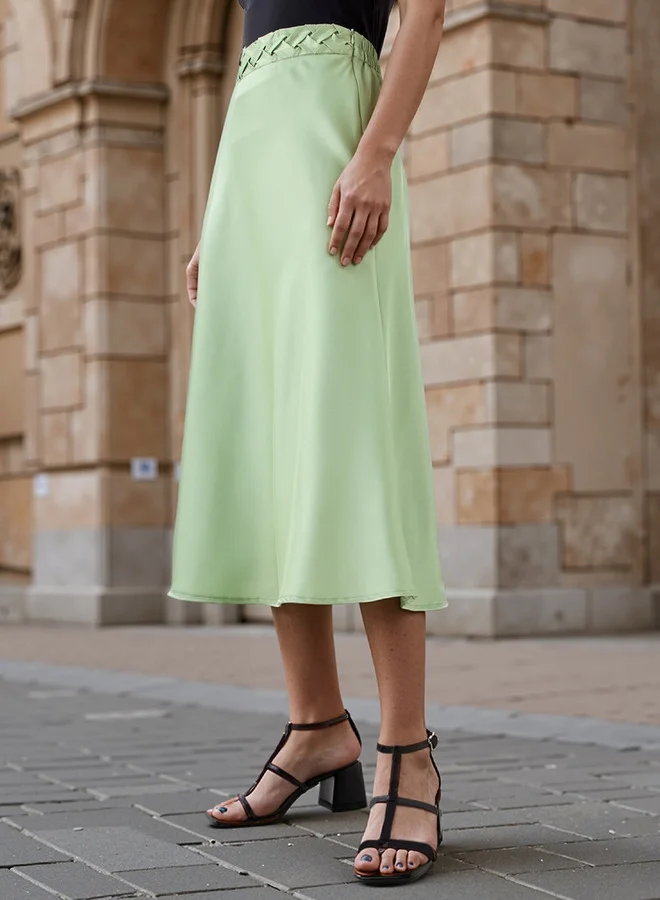 سبلاش فيڤ تنورة ميدي ساتان بتفاصيل خصر مضفرة