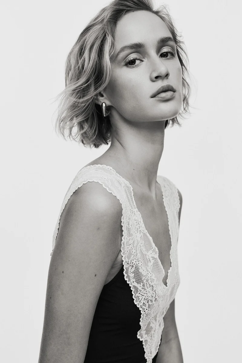 اتش اند ام بلوزة بحواف دانتيل