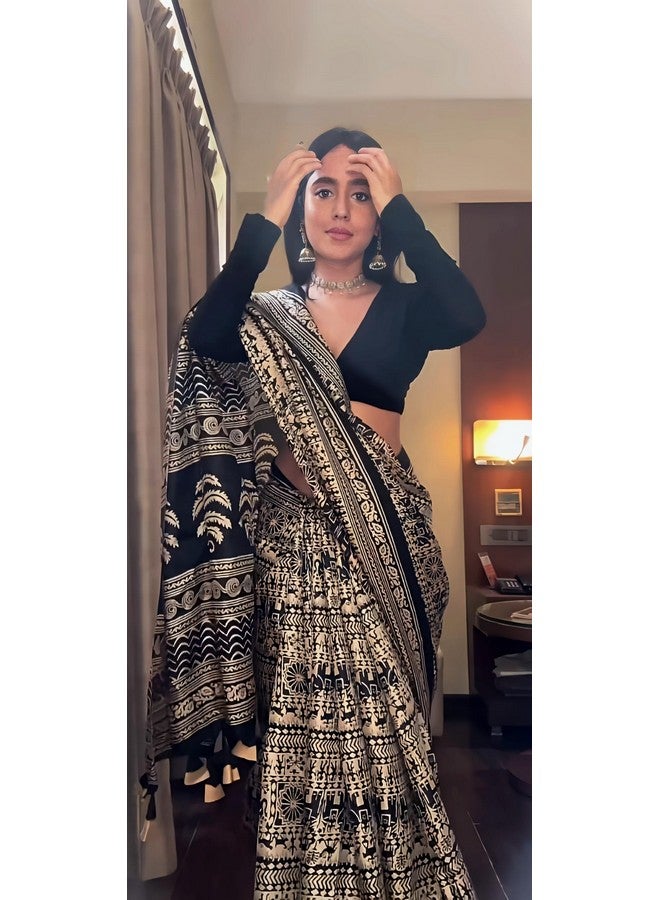 EthnicJunction ساريه كالمكاري مطبوعة من الحرير الصناعي للنساء من إيثنيك جانكشن مع قطعة بلوزة (أسود وبيج) - Image 2
