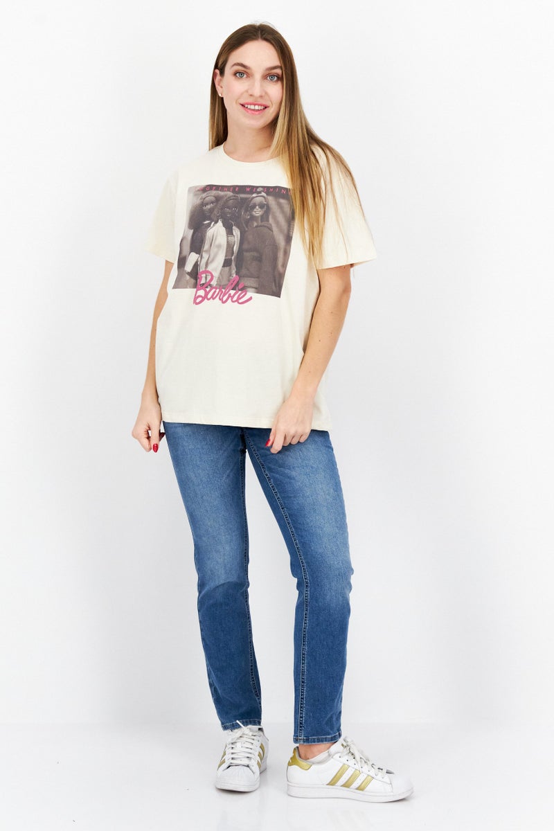 Barbie تي شيرت نسائي كبير الحجم بأكمام قصيرة ورقبة دائرية، بيج/أسود - Image 4