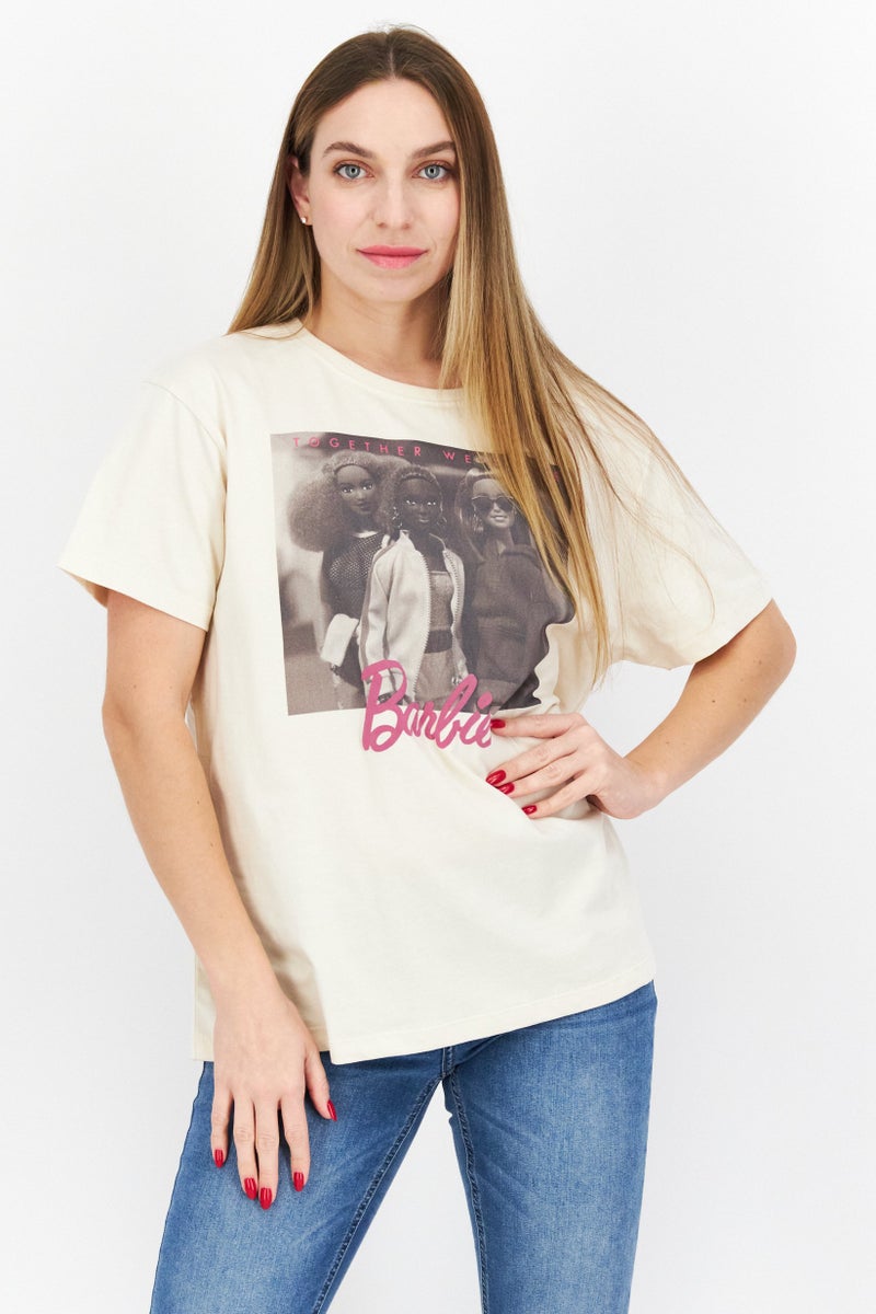 Barbie تي شيرت نسائي كبير الحجم بأكمام قصيرة ورقبة دائرية، بيج/أسود - Image 1