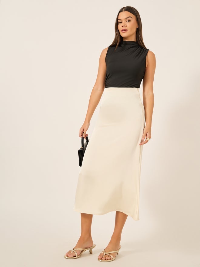 ستايلي بودي سوت ستايلي برقبة عالية بدون أكمام مع تفاصيل كشكشة - Image 2