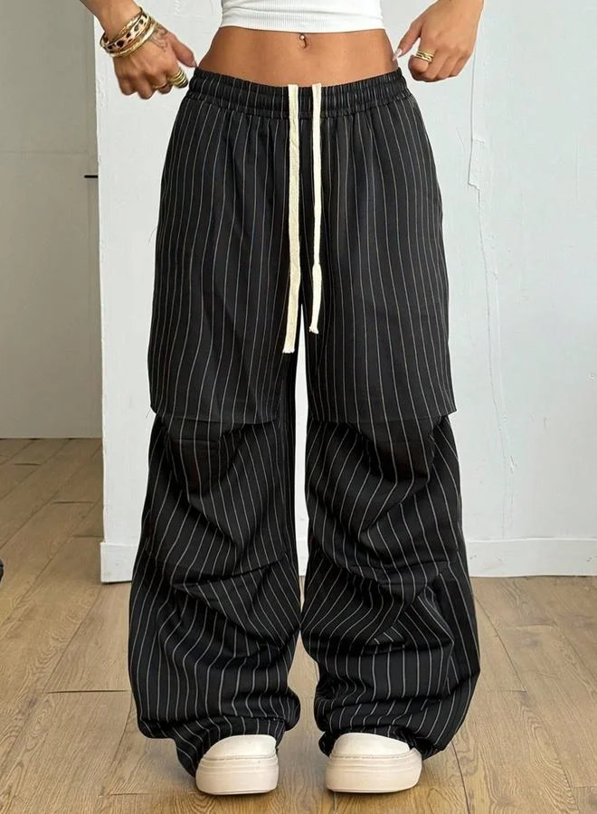 تايك تو بنطال بأرجل واسعة وتفاصيل خطوط رفيعة