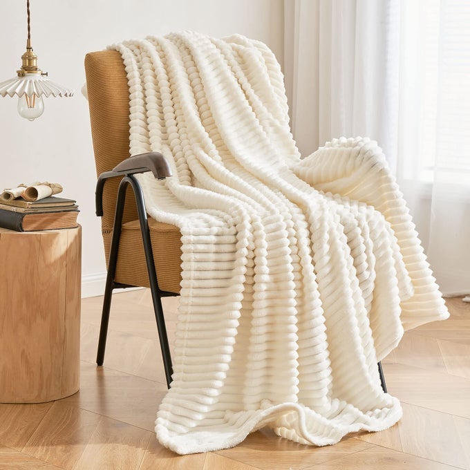 FLEECE THROW BLANKET WITH STRIPE PATTERN FOR COUCH SUPER SOFT FUZZY FLANNEL CREAM WHITE BLANKET PLUSH WARM COZY BED BLANKET FOR SOFA CHAIR TWIN SIZE 60X80