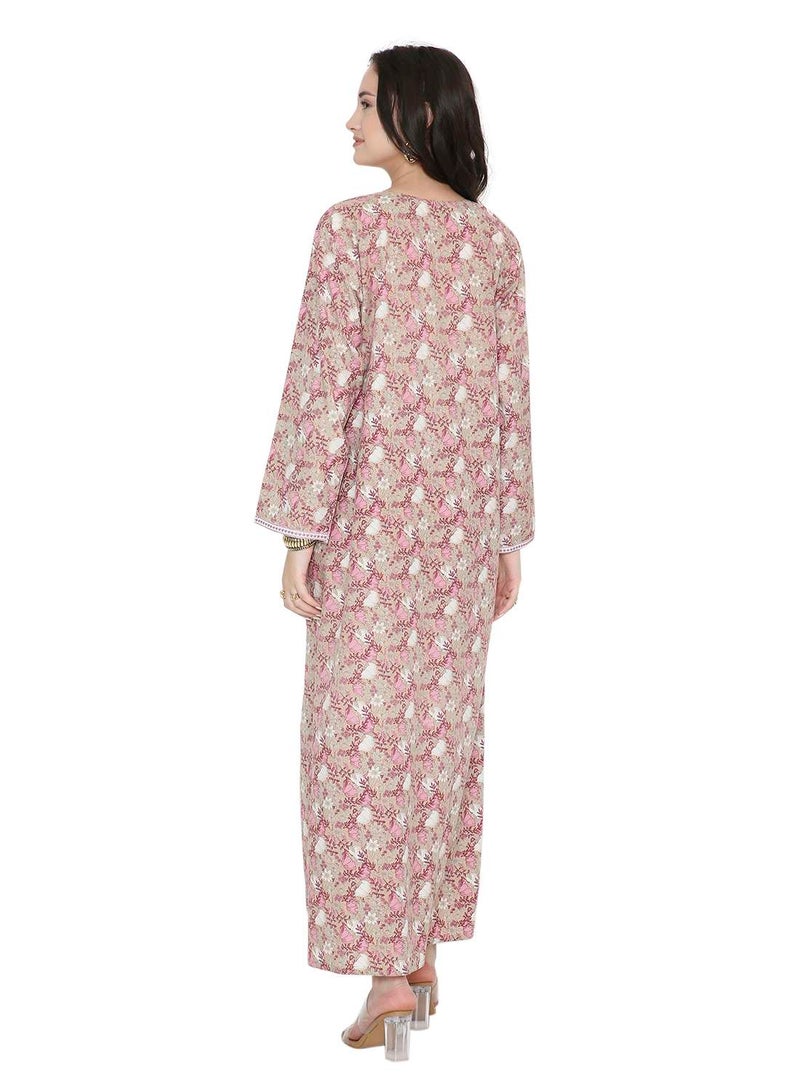 هانا آند سارا فستان جلابية عربي بطبعة زهور وردية فاتحة مع نير مطرز - Image 2