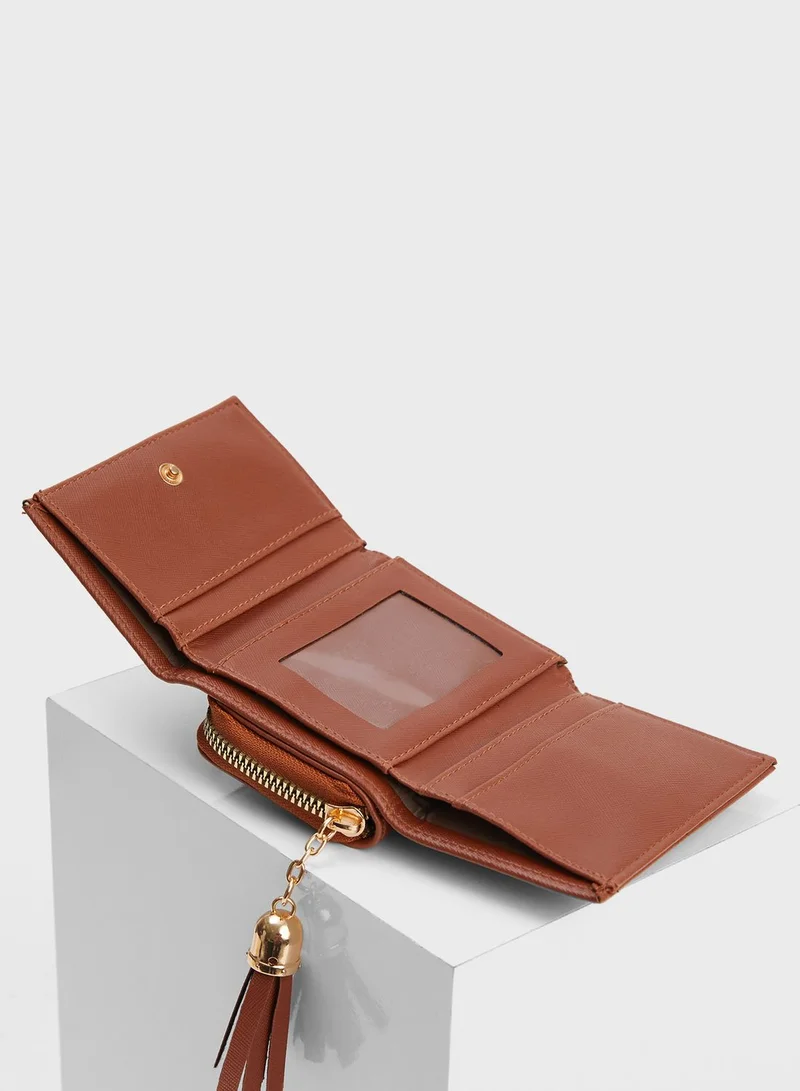 DeFacto flap over purses