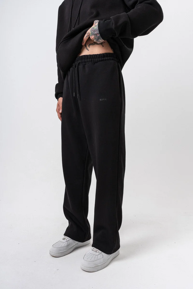 ريسباير بنطلون رياضي رجالي فضفاض بتفاصيل حروف سوداء