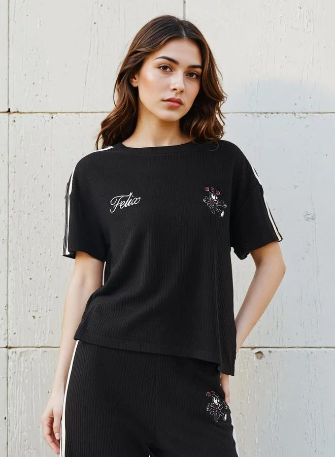 اس بي كاركترز تيشيرت بلمسة فيليكس مطرزة من مزيج الفيسكوز