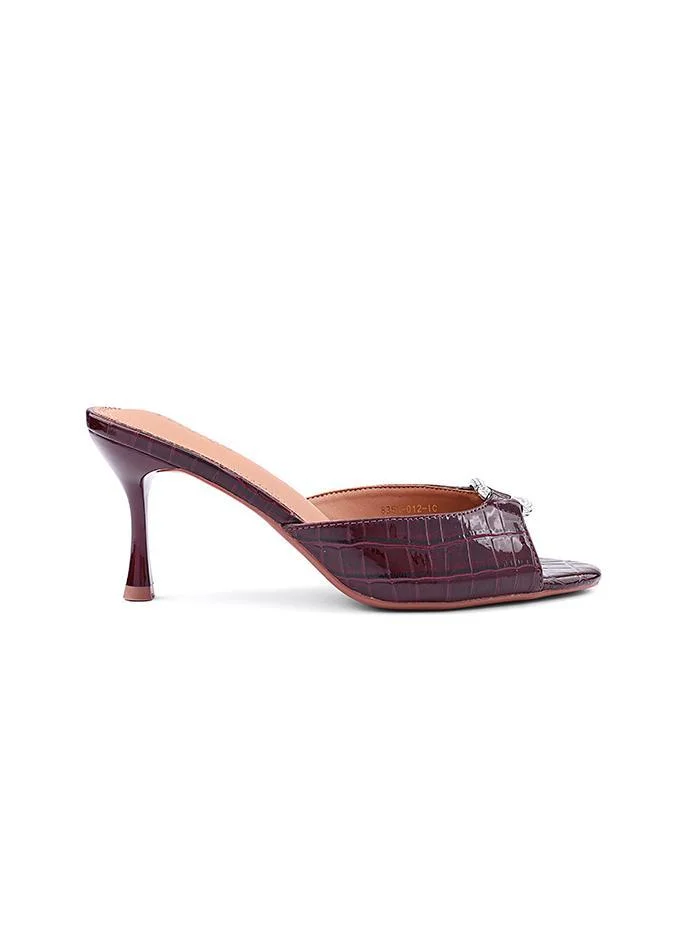 أيقون صنادل بكعب مزينة بأشرطة