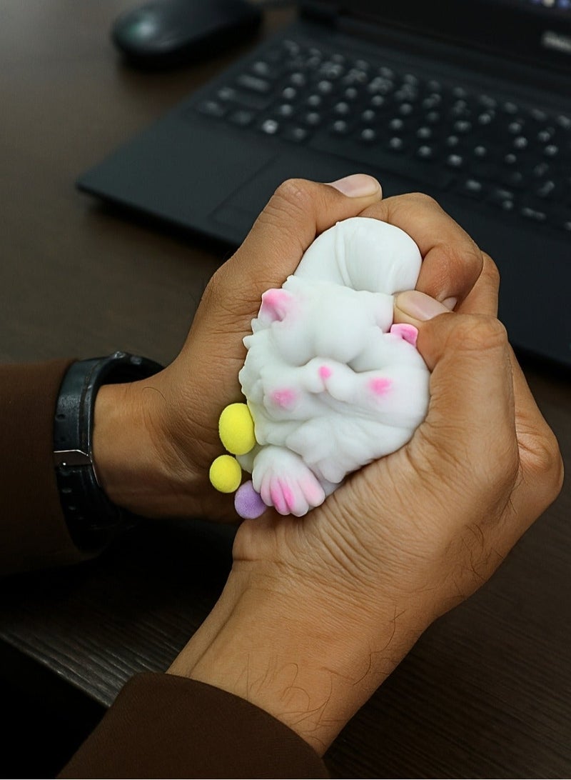 عبة قطة بيضاء إسفنجية - لعبة كاواي لطيفة لتخفيف التوتر للأطفال والكبار | قطة إسفنجية ناعمة بطيئة الارتفاع | مثالية لتخفيف القلق والاسترخاء وتزيين مكتبك - Image 3