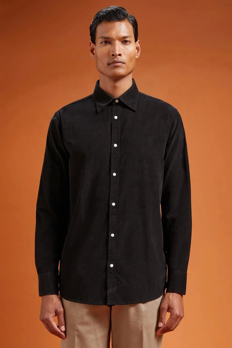 Men's comfort fit casual shirt with a classic collar in plain 100% cotton 21-wale corduroy - Black