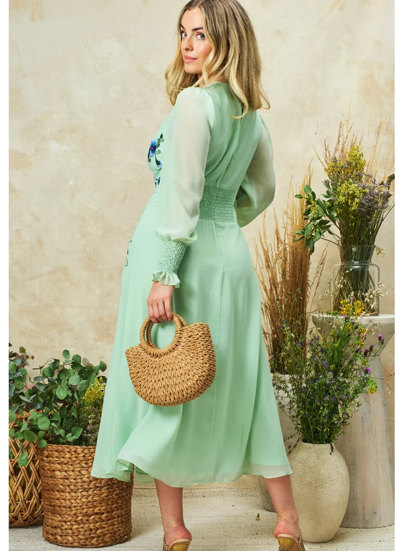 هوب اند ايفي فستان ميدي بأكمام طويلة مطرز بأزرار أمامية