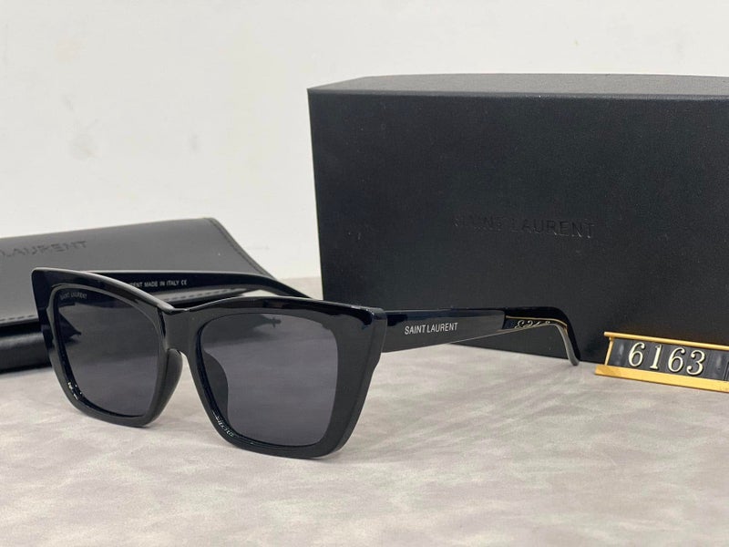 سانت لوران نظارات شمسية نسائية من YSL بتصميم "عين القطة" (Cat Eye) ونمط ريترو، بإطار أسود. - Image 1